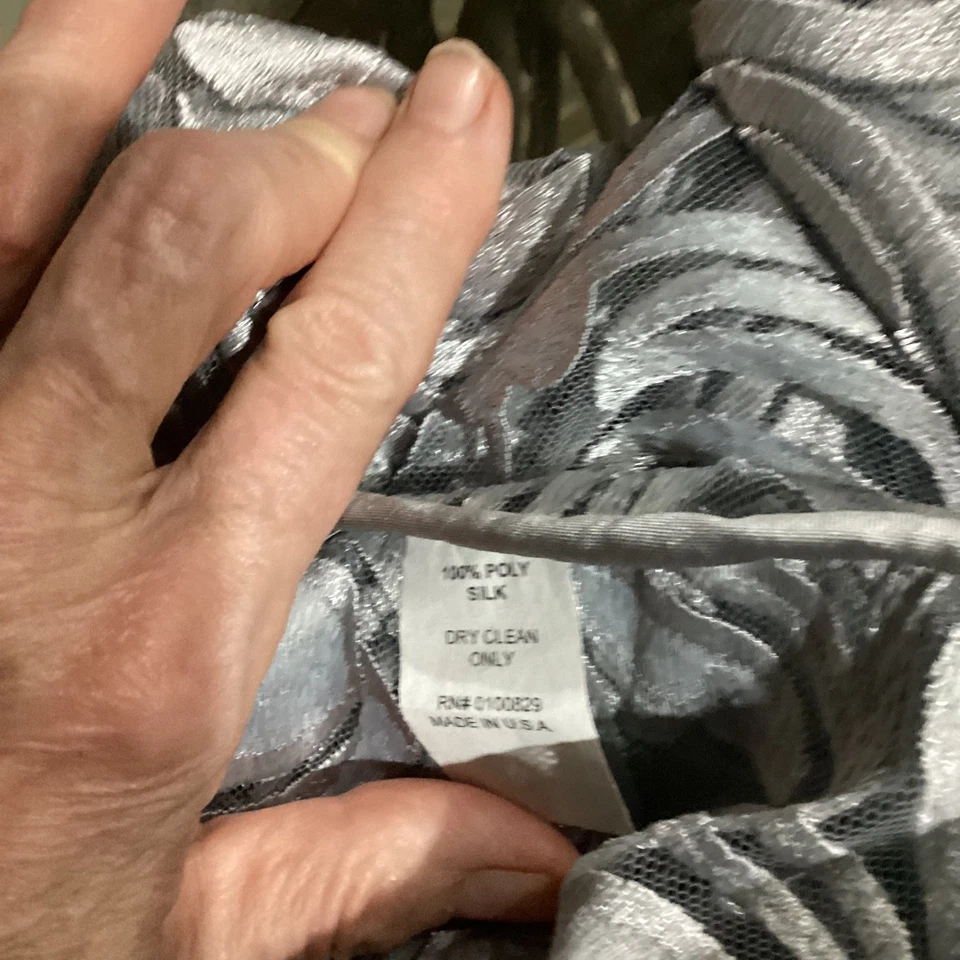 Chaqueta de relleno plateada CONNIE ROBERSON. Foto 4 de 4