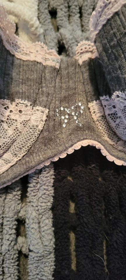 Sujetador Victoria's Secret 34c gris con encaje rosa y lazos Foto 3 de 4