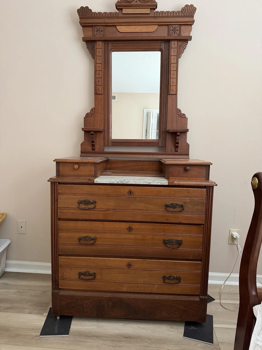 Antique dresser  アーリーアメリカン　ドレッサー 横浜クラシック家具 Daniel(ダニエル)のアーリーアメリカンシリーズ A