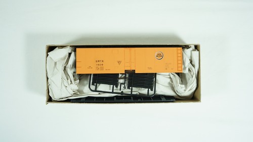 Accurail HO 40' Reefer Kits Carnation #1577 Milwaukee Road #4804 CGW #8318 W9 - Picture 3 of 10