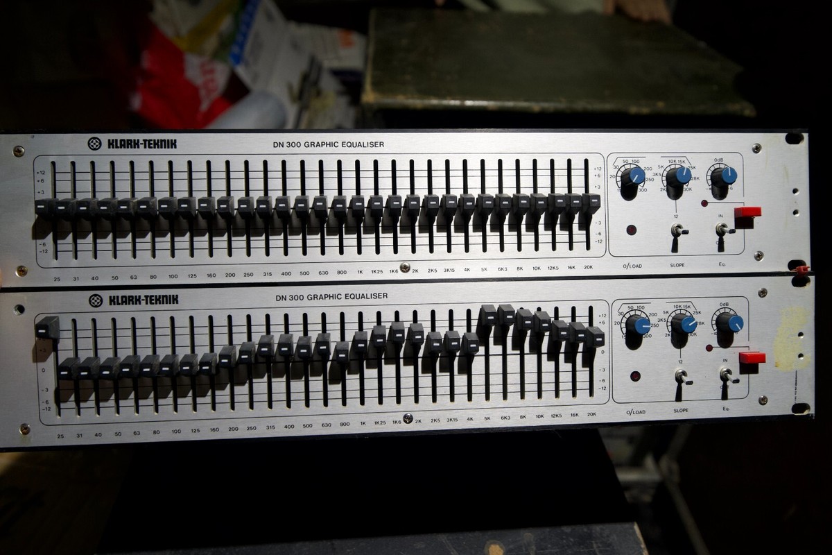 KLARK TEKNIK DN-300 GEQ　2台セット　A Klark Teknik DN360-P2H - Dual 30-Band Graphic Equalizer