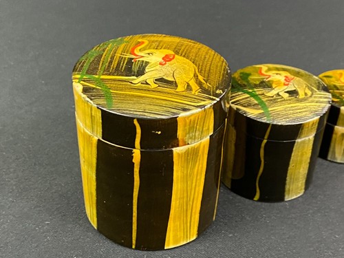 Serie De 4 Cajas Rusas De Madera Pintadas Con Decoración De Elefantes - Imagen 3 de 11