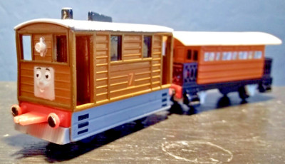 ERTL Thomas and Friends 1989 Toby and 1992 Henrietta Tram Train Brown Used