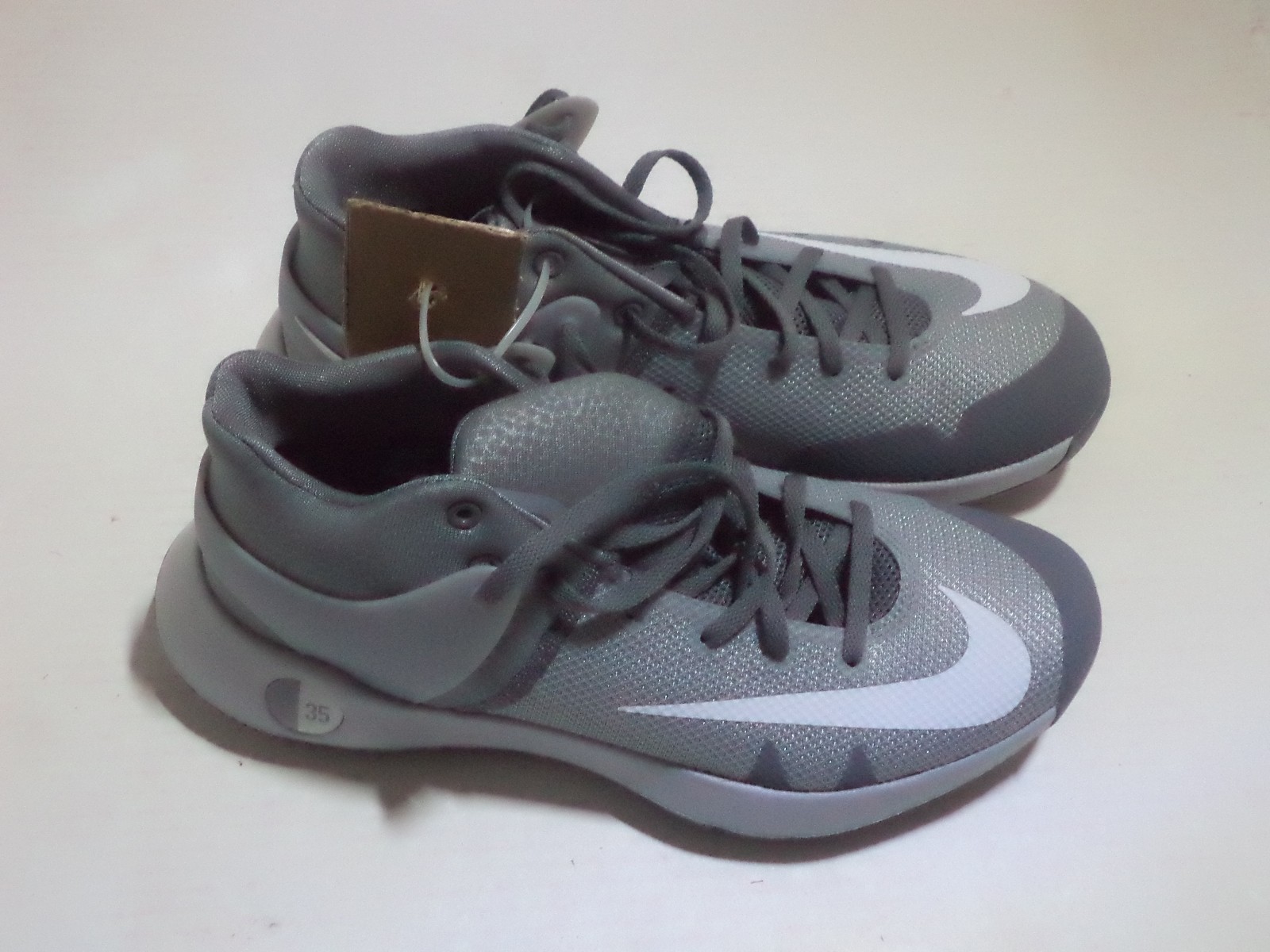NIKE Men’s KD Trey 5 IV Athletic Basketball Shoe Size 8.5 Colors Gray & White