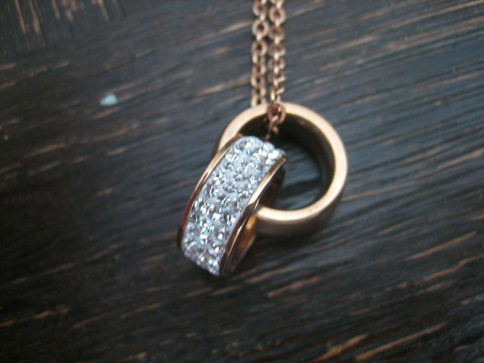 encantador collar de bisutería con anillos entrelazados oro rojo piedras brillantes