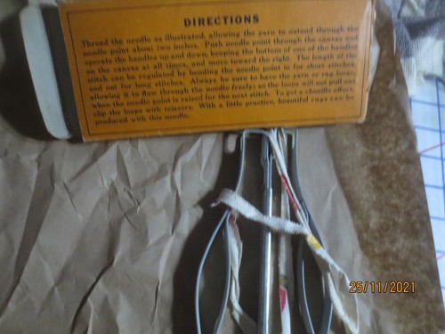Vintage Betsy Ross Rug Shuttle Needle # 5 for Yarn & Narrow Rags on canvas - Picture 3 of 3