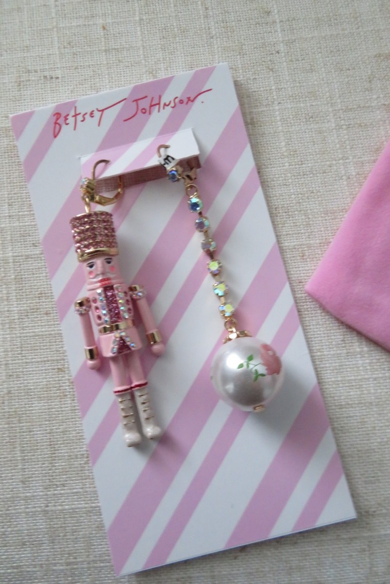 Betsey Johnson Pearl Critters - Orecchini pendenti a forma di gufo, Misura unica, Vetro, perla : Betsey Johnson