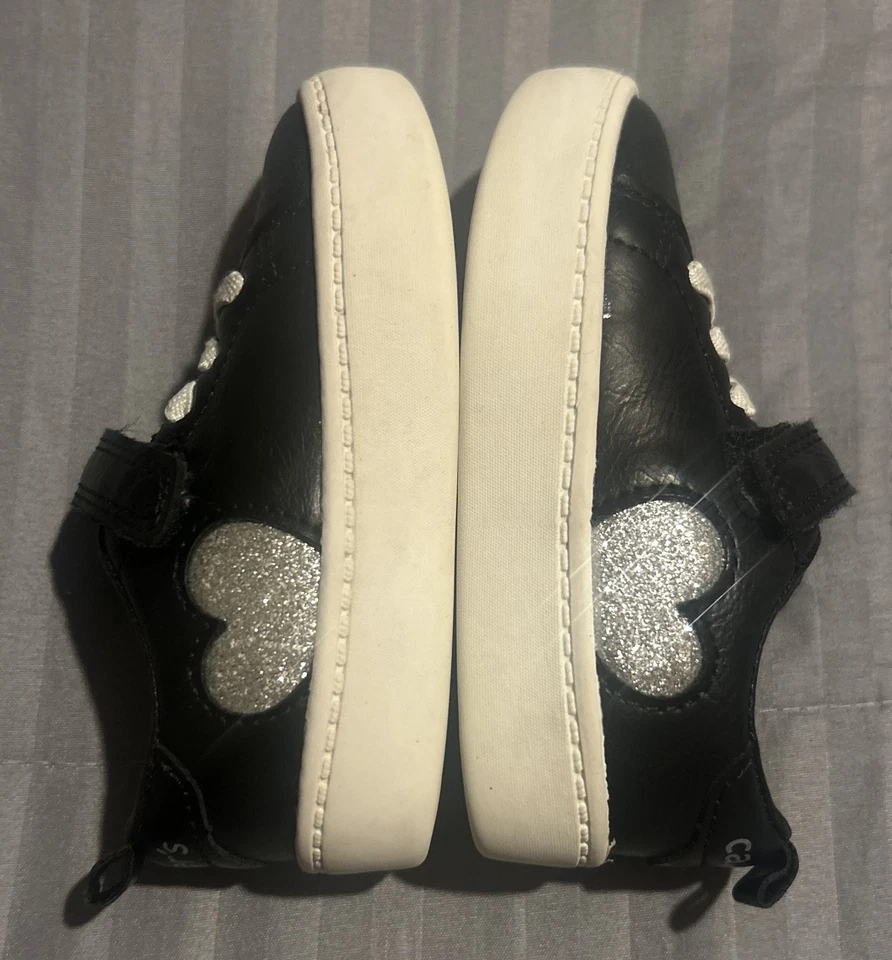 Zapatos Carter’s para niñas pequeñas talla 5 negros con corazón plateado zapato resistente sin corbata Foto 4 de 4