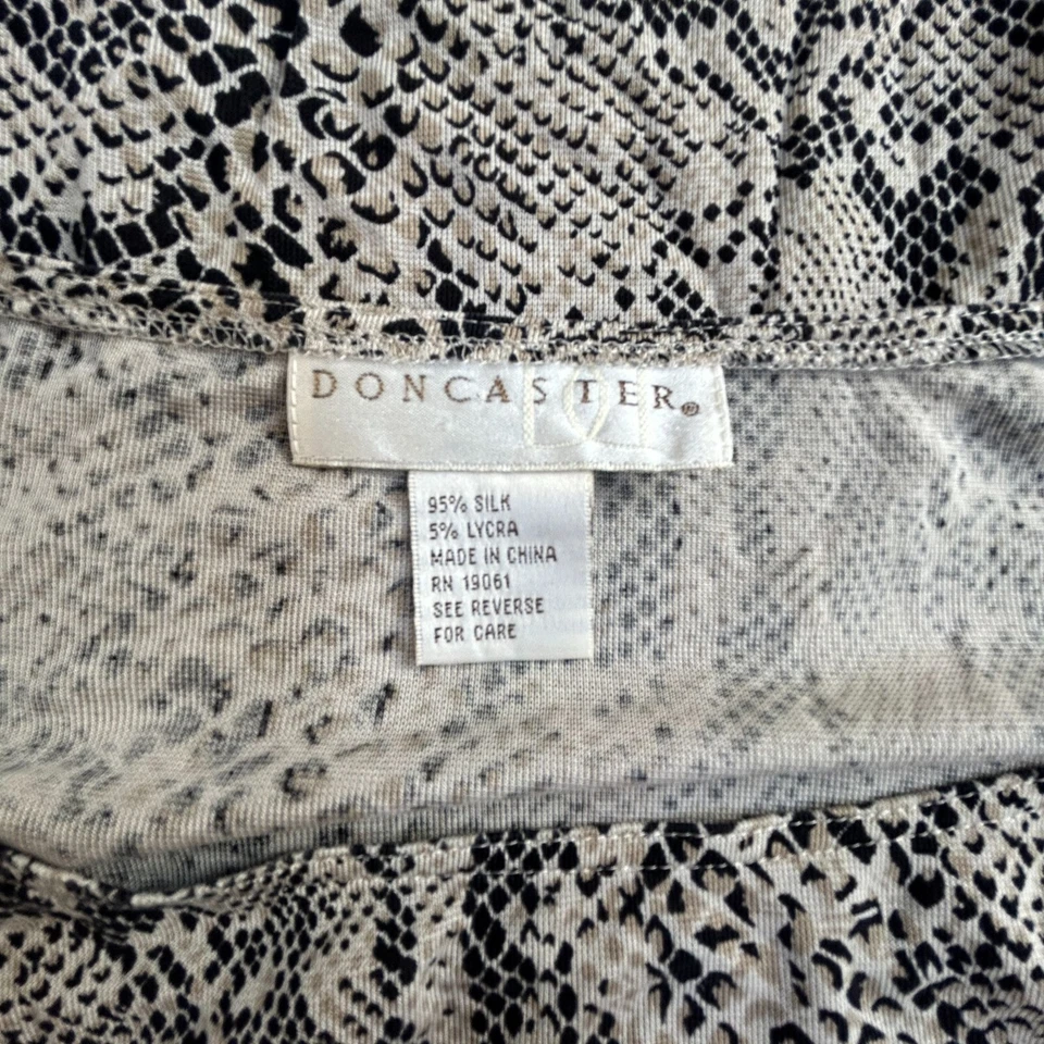 Top informal Doncaster para mujer estampado de serpiente mezcla de seda manga 3/4 negro/bronceado elástico Foto 3 de 4