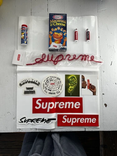 Lot d'autocollants et cadeaux Supreme (23 objets)