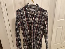 Lacoste dress shirt. 98 cotton, 2 elastane. Small size, slim fit.