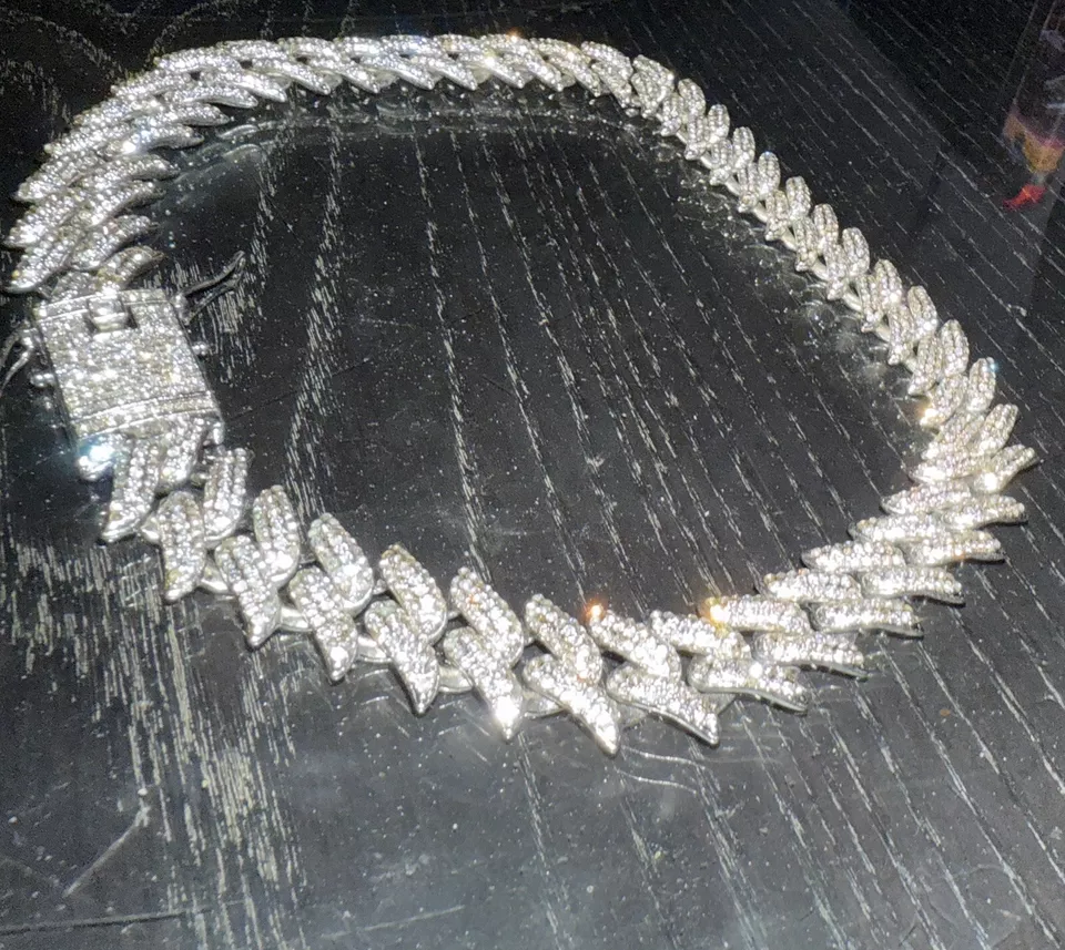 USADO Bus Down Cuban Link Circonita Cúbica (Diamante de Vidrio) Faltan pocas piedras Foto 3 de 4