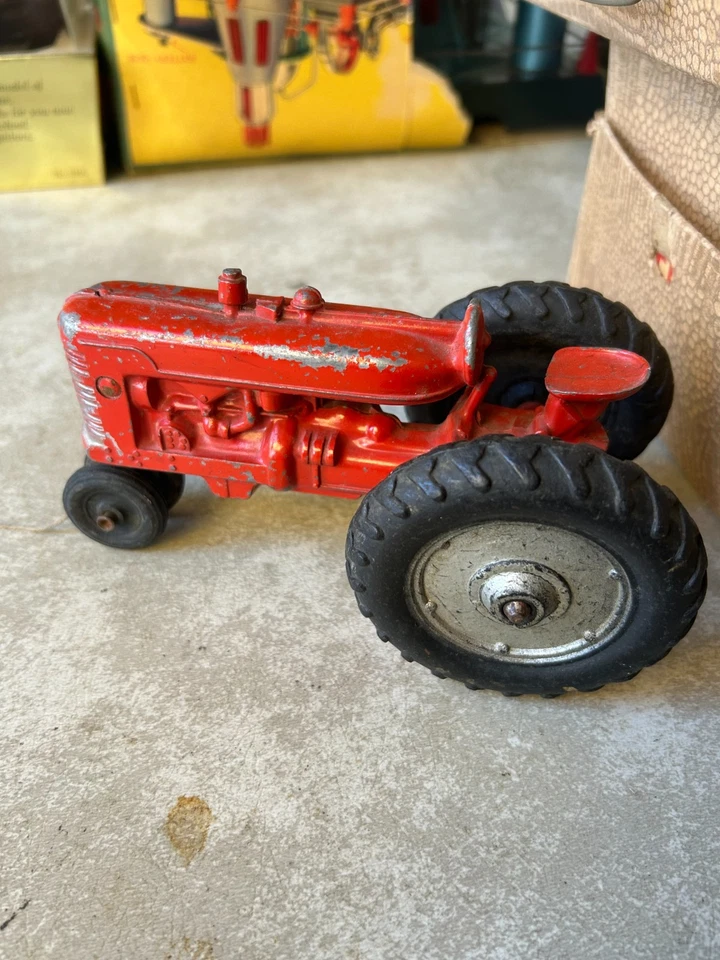 Lote de brinquedos agrícolas vintage de metal fundido Hubley da década de 1950 – Tratores e implementos EUA - Imagem 3 de 4