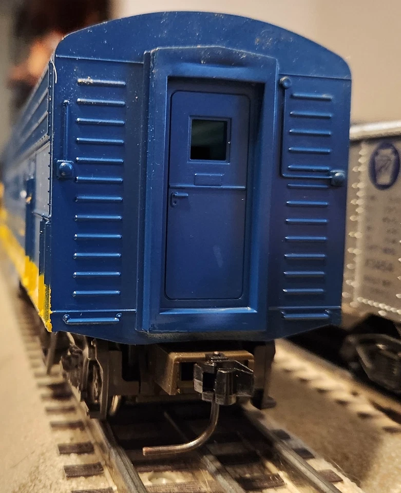 ATLAS O CHESAPEAKE & OHIO EMD DIESEL LOCOMOTIVE FOR PARTS OR RESTORE UNTESTED - Image 3 of 4