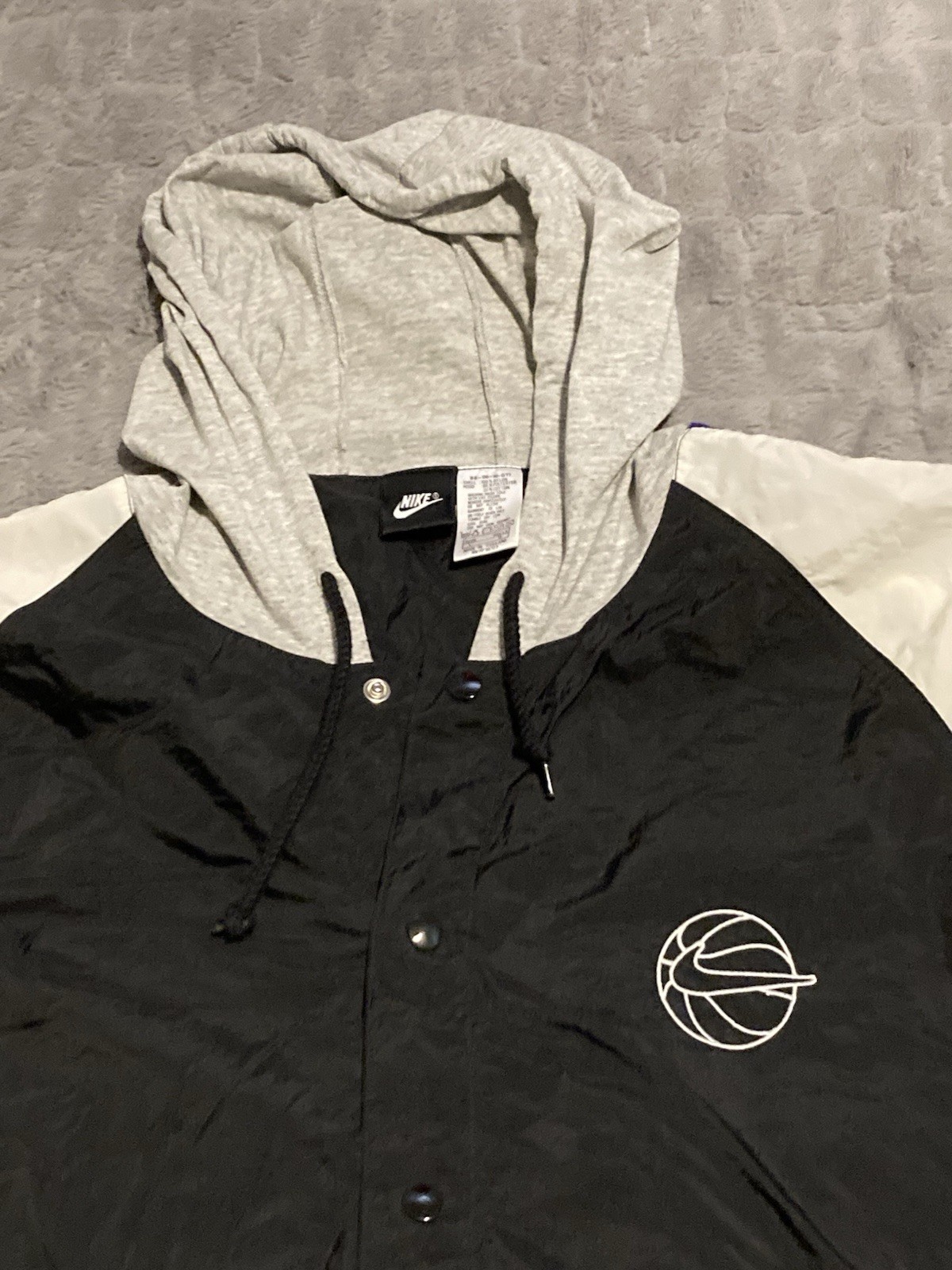 SACAI X NIKE Giacca a vento vintage Nike Basketball Swoosh con bottoni felpa con cappuccio grande