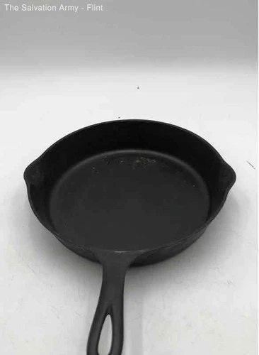 Griswold #8 Black Cast Iron Double Spout Round Shape Cookware Skillet W/ Handle