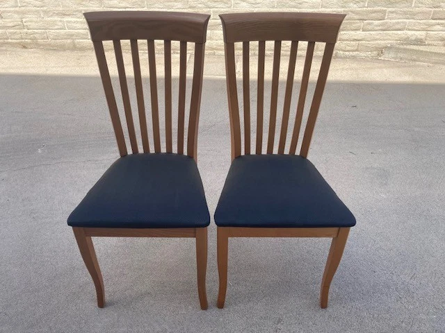 Par de sillas laterales de comedor IMS Italia escaneadas madera de fresno acabado teca - Recogida local Foto 2 de 4