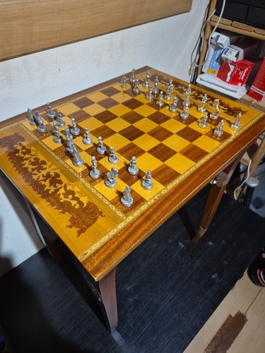 Juego de mesa de ajedrez italiano vintage y piezas de metal caja musical