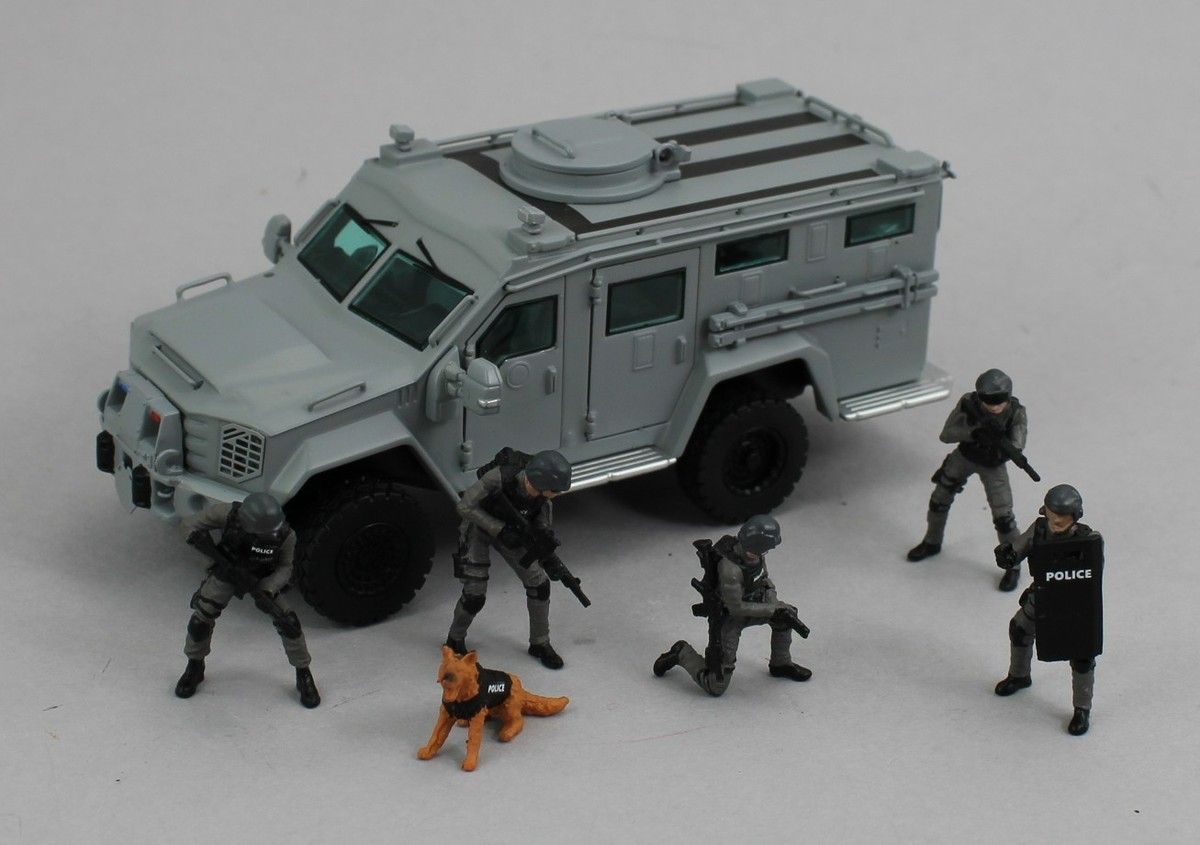 1:64 *MVA* BEARCAT AVF Armored Vehicle Car w/6pc POLICE FIGURES