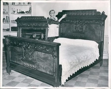 1964 Mrs Erina Hansen Old English Bed Goodwill Industries Treasure 8X10 Photo