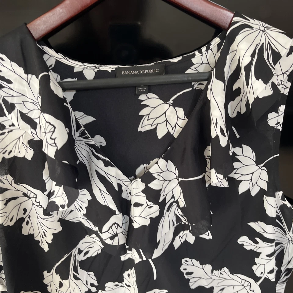 Banana Republic женщин без рукавов блузка M цветочный черный белый оборкой шеи EUC - Изображение 3 из 4