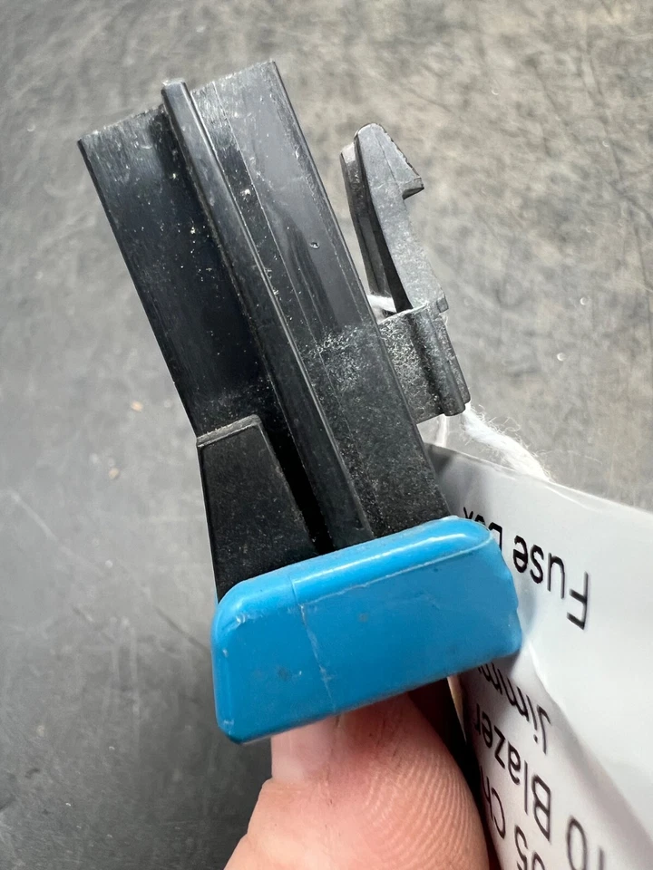 2000-2005 Chevrolet S10 Blazer Jimmy OEM Fuse Relay Box Pigtail Wiring Harness - Image 3 of 4