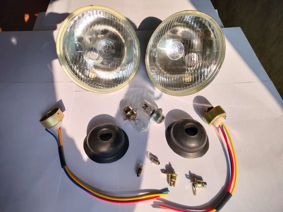 2 Headlamp 7" Inch Lucas 700 & Pilot RHD Headlight Bulb With Holder - Image 2 of 4