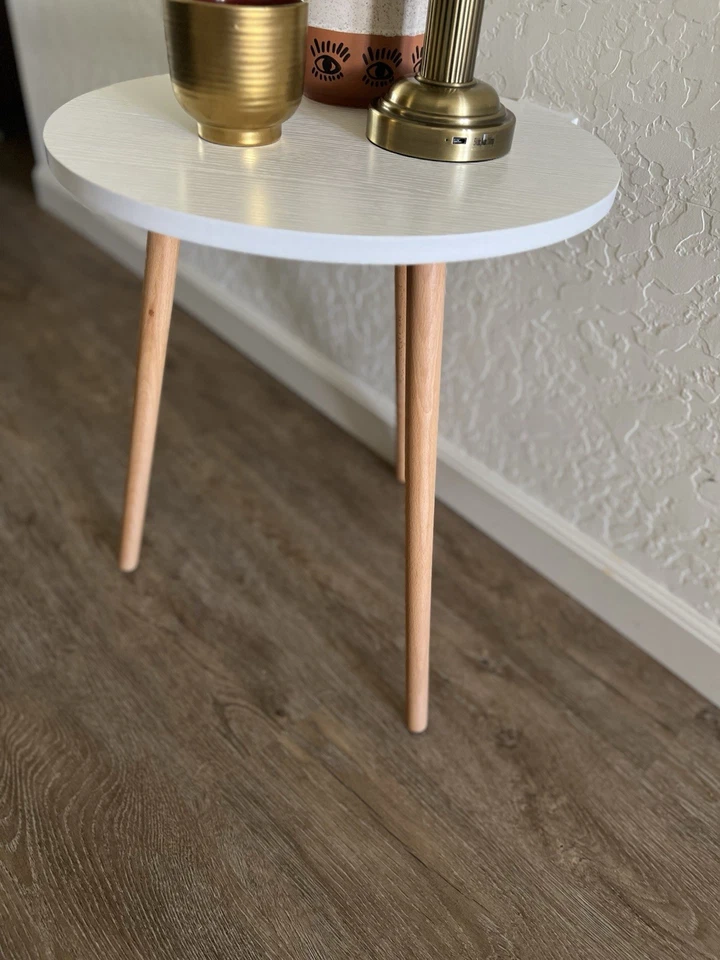 Mesa auxiliar redonda blanca moderna totalmente nueva con patas de madera natural. Foto 3 de 4