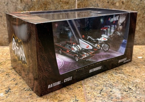 Hot Wheels Batman 1966 TV Series Batgirl Cycle Batmobile Batcycle SDCC Exclusive - Picture 4 of 5