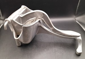 (BoxHH) Vintage WEAR-EVER Aluminum Juicer / Citrus Press