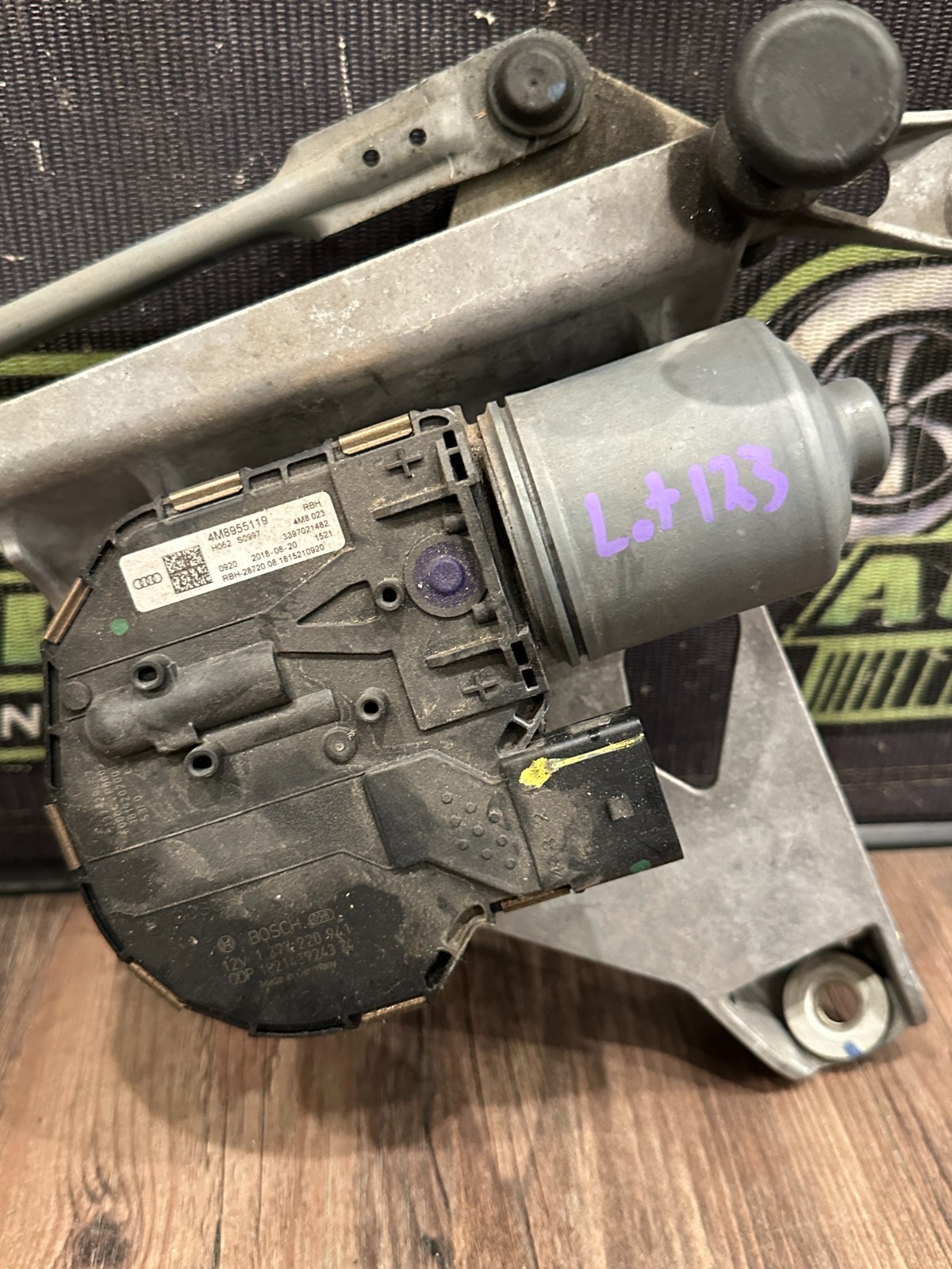2018-2024 LAMBORGHINI URUS WINDSHIELD WIPER LINKAGE MOTOR ASSEMBLY OEM 4M8955023