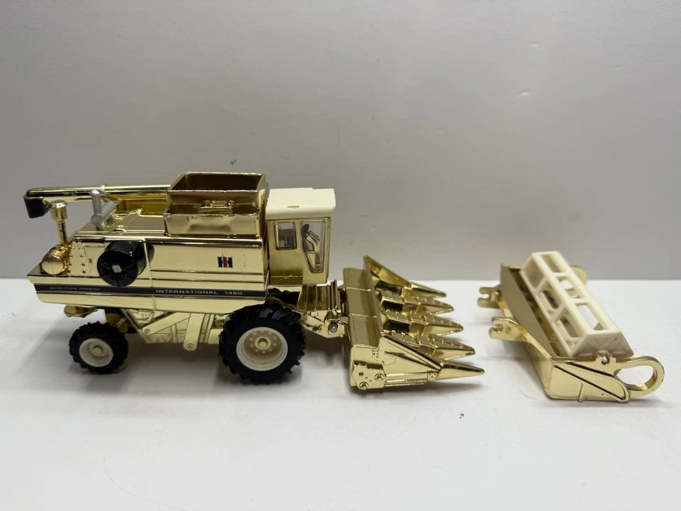 1/64 ERTL CASE IH INTERNATIONAL HARVESTER 1460 Combine GOLD CHASE - Image 2 of 4