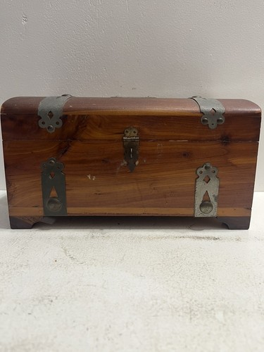 - Cedar Minature Trunk Treasure Chest Jewelry Box Antique Box - Picture 3 of 14