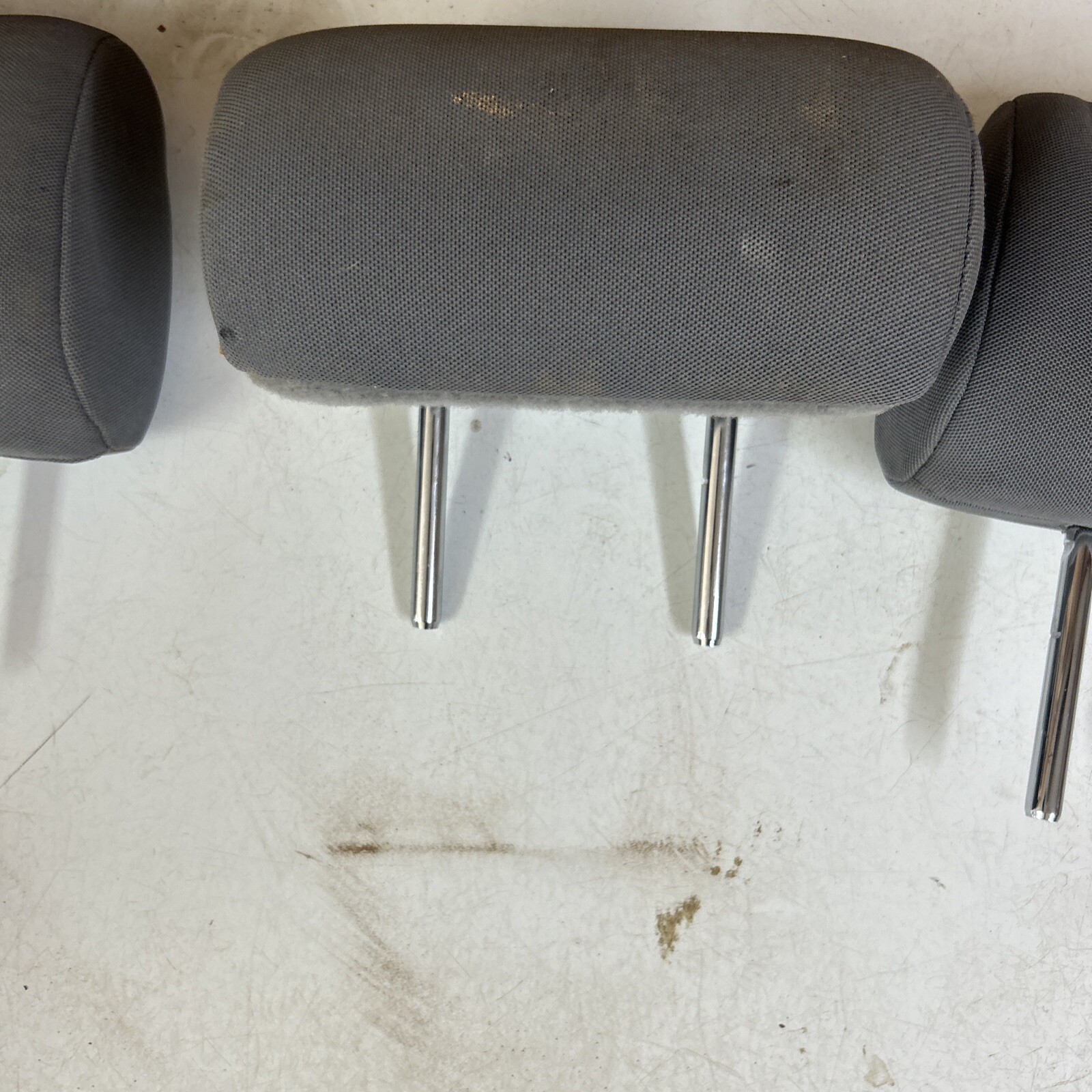 20052011 TOYOTA REAR SEAT 2ND ROW HEADREST SET HEAD RESTS GRAY