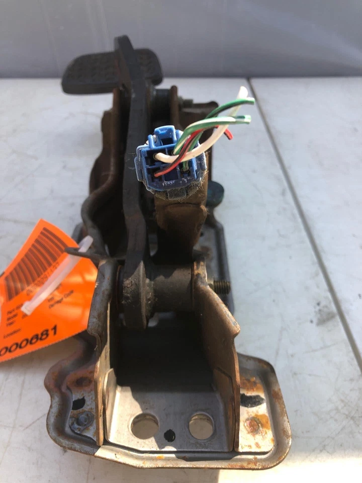 Toyota Sienna 2003 pedal de freno de piso con conjunto de soporte de montaje A/T OEM Foto 3 de 4