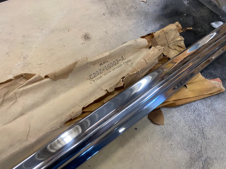 Ford Falcon Futura Deluxe 1962 RF guardabarros delantero moldura de moldura de acero inoxidable nuevo de lote Foto 3 de 4