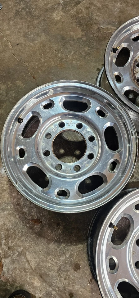 Llantas de aluminio OEM GM 16x6,5J 8 orejetas - PN 9594142 - Se adapta a Chevy/GMC 2500/3500 HD Foto 4 de 4