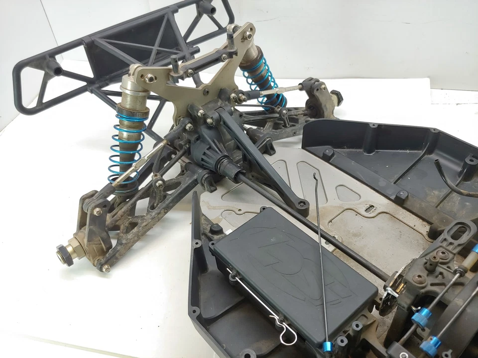 Losi 5ive-T 2.0 1/5 Scale 4x4 RC Desert Truck Roller Slider Chassis Complete Goo - Image 3 of 4