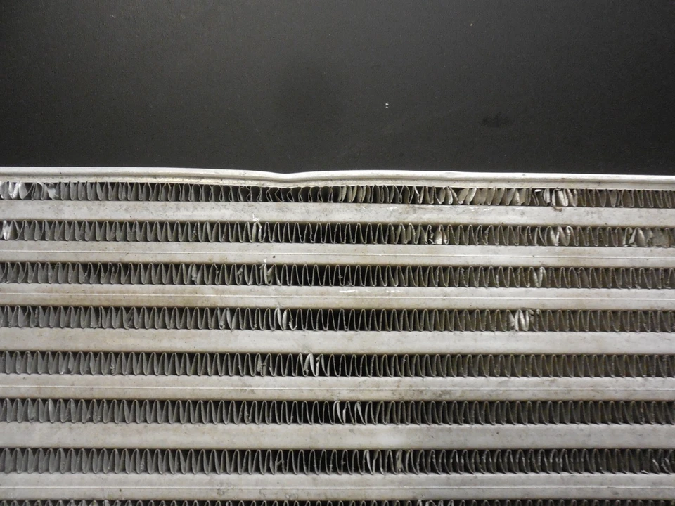 Radiador intercooler BEHR 1K0145803 A 04-09 Volkswagen Golf V Tiguan Audi A3 Foto 3 de 4