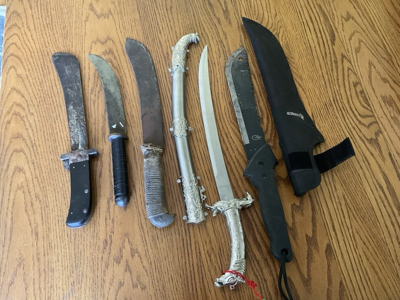 LOT OF 5 MACHETES 3 UNBRANDED 1 CASEXX  1 GERBER