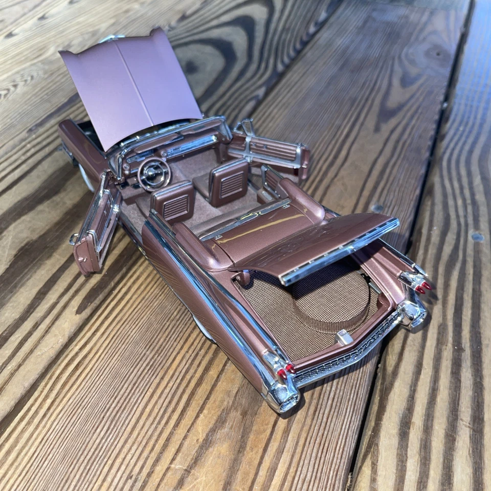 Danbury Mint 1:24 1959 Cadillac Eldorado Biarritz Persian Sand LE #2481/5000.EUC - Image 4 of 4