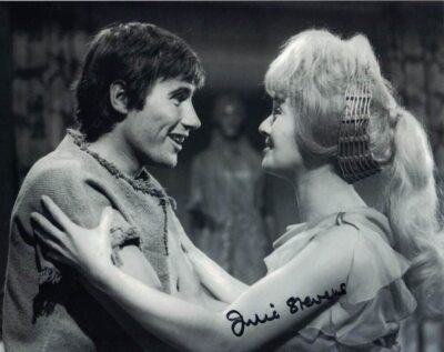 JULIE STEVENS - Gloria in Carry On Cleo handsigniertes 10 x 8 Foto
