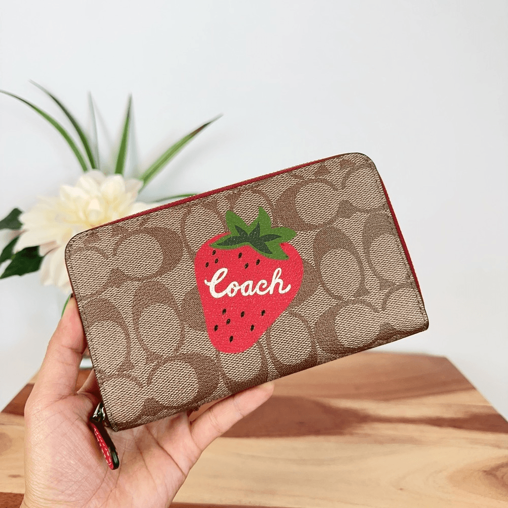 【★新作★Coach★MediumCornerZipWallet Strawberryプリント】 NWT Coach Medium Id Zip Wallet In Signature Canvas With Wild