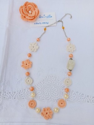Handgefertigte Halskette mit Häkeln Sommer Farbe Lachs und Creme