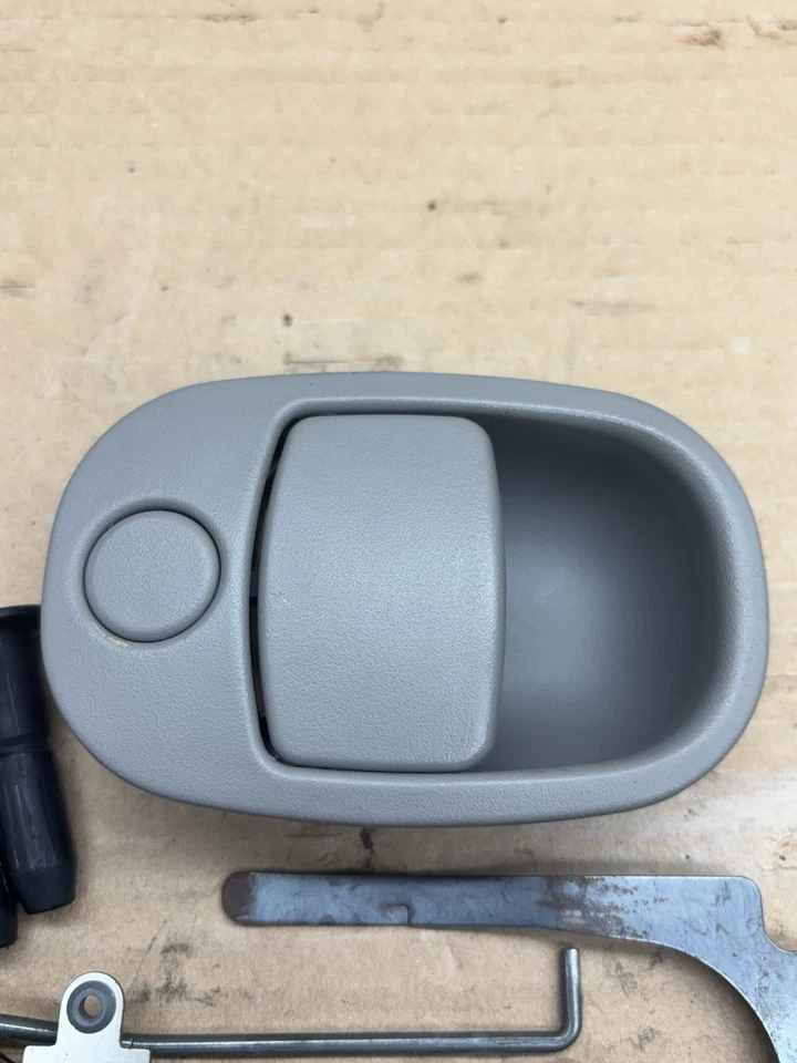 05-08 EQUINOX /02-07 SATURN VUE ПЕРЧАТОЧНЫЙ ЯЩИК ЗАЩЕЛКА ПЕРЧАТОЧНЫЙ ЯЩИК РУЧКА серый с булавками - Изображение 2 из 4