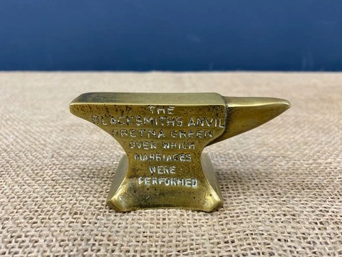 VINTAGE GRETNA GREEN MARRIAGE THE BLACKSMITHS ANVIL BRASS PAPERWEIGHT SOUVENIR