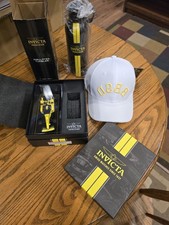 Replica auto da corsa Invicta edizione speciale con bicchiere e cappello isolato 16,5 oz