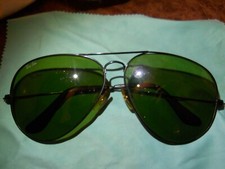 VINTAGE B L RAY-BAN AVIATOR BLACK Frame/Green Lenses The lens is not in position