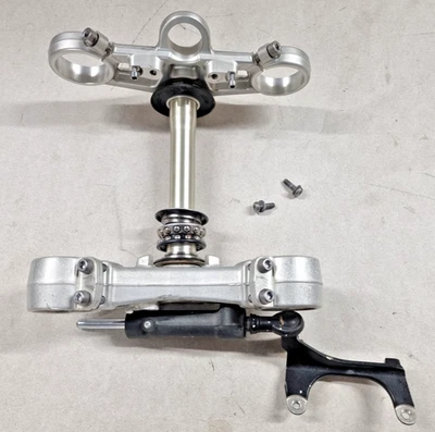06-12 Triumph Daytona 675 Triple Tree Bottom Fork Clamp Gabelbrücke Baugruppe - Bild 1 von 4