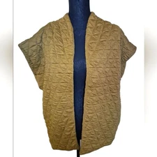 NWOT Elegant Army Green Quilted Vest XL - Luxurious Soft Feel & Chic Layer